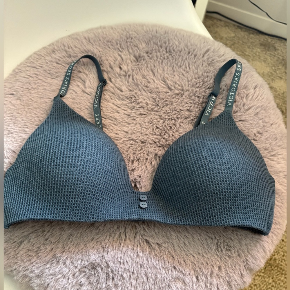 Victoria's Secret- lightly lined T-shirt bra. Textured Dark Blue Bra 34B